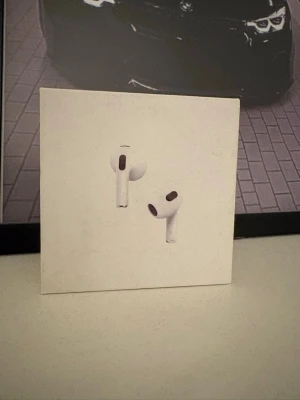 Apple AirPods Pro med laddningsetui - Säljer ett par vita Apple AirPods Pro med trådlöst laddningsetui. Hörlurarna har en stilren och kompakt design i blank plast och levereras i originalförpackning. Perfekta för dig som vill ha grymt ljud och smidig anslutning till iPhone. Pris kan diskuteras, levereras inom 24 tim! Hör av dig vid minsta lilla fråga!