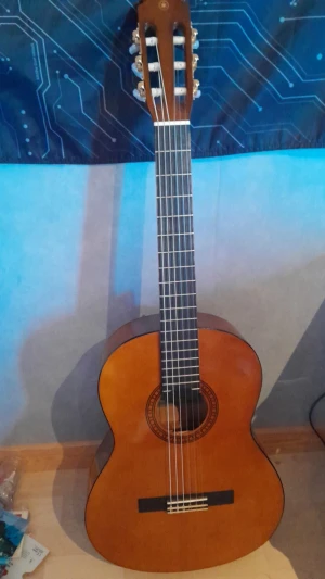 Akustisk gitarr - ‼️KÖP INTE ONLINE‼️ En akustisk gitarr gjord av Yamaha, köpt från en musikaffär i Borlänge för sex år sen. Originalpriset var 2000kr (gitarr + fodral). Kan endast mötas upp, tar swish eller kontanter. Den är ostämd men är i ganska bra skick.  ‼️Kan mötas upp i:‼️ Leksand, Djurås, Gagnef, Borlänge, Falun, Insjön, möjligtvis Rättvik