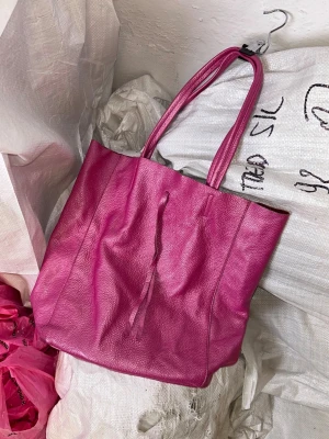 Tote - rosa - Denna vara kommer att auktioneras ut på på Humana x Plick Live den 25 juni klockan 19:30