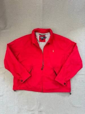Vintage jacka från Polo Ralph Lauren - Klassisk, tidlös vintage Harringtonjacka i otroligt fin, röd färg. Passformen är grym! Längd/bredd: 69cm / 63cm. Se skicket på bilderna. Hojta gärna om du undrar något! ✌🏻
