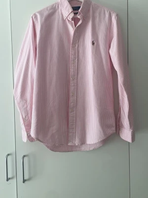 Ralph lauren skjorta  - Säljer denna otroligt feta Ralph lauren skjortan i storlek S | otroligt bra skick, endast använd ett par gånger - skick 9/10 | nypris 1995 - mitt pris 499 - priset är ej hugget i sten | hör av er vid fler funderingar.