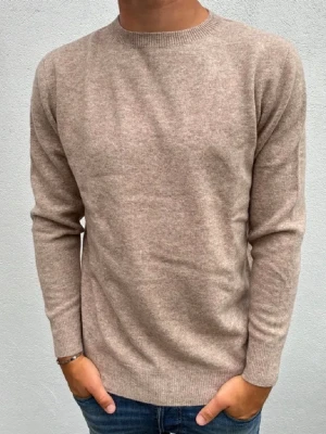 Kashmir tröha - Beige Kashmir tröja som är perfekt nu under sommaren. Storlek M. I mycket bra skick. Hör av er vid frågor eller om ni vill ha fler bilder! Skickar snabbt ✅
