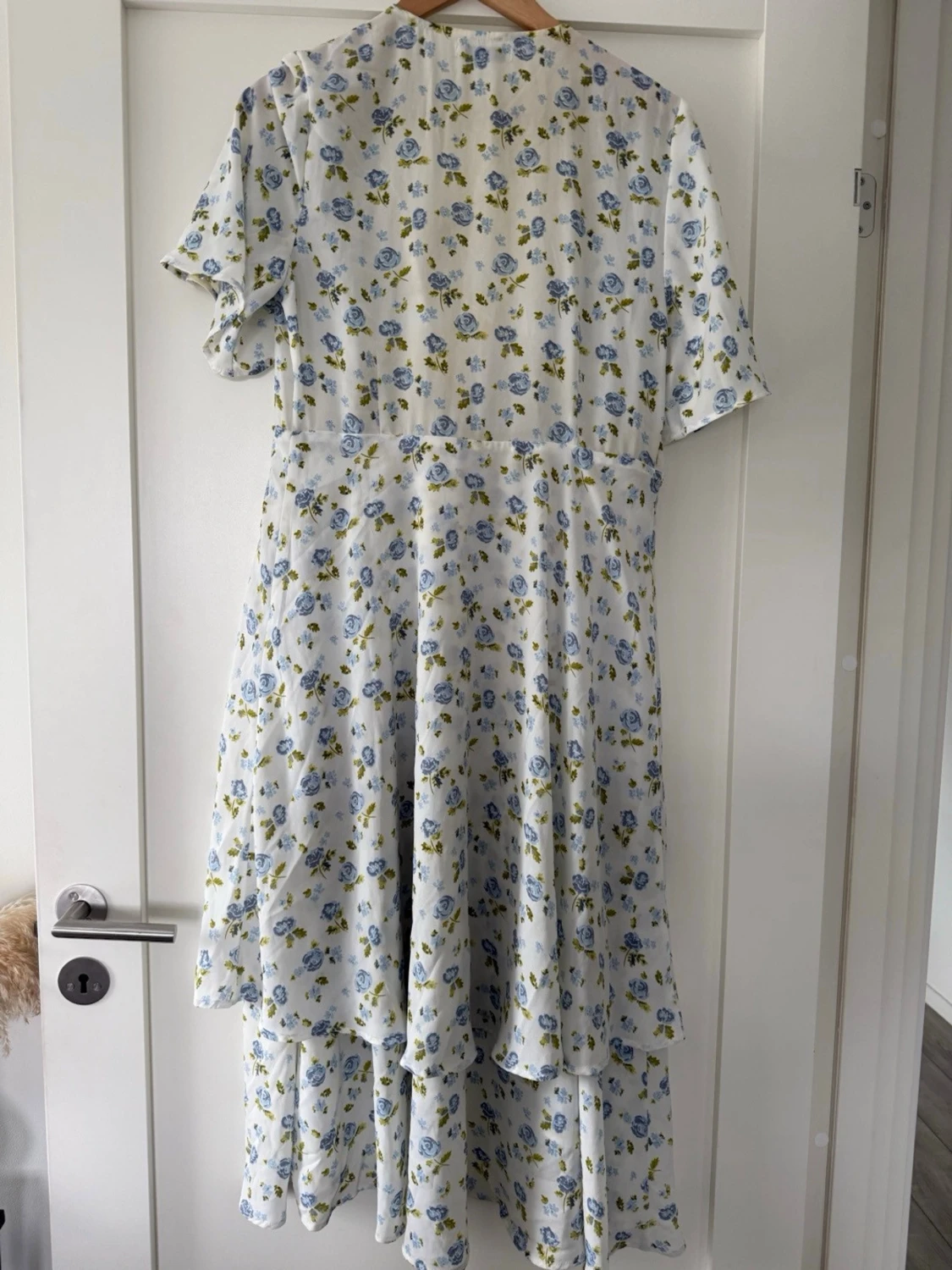 Vit blommig långklänning med snörning - 1