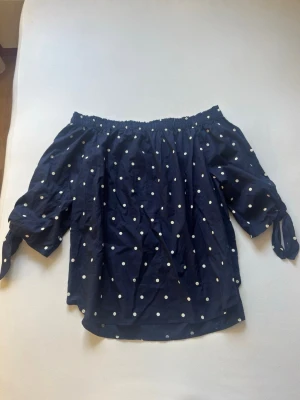 Prickig topp - Jättefin prickig off shoulder topp med detalj på ärmarna🌸