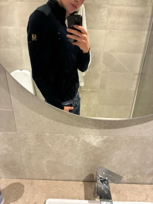 Mörkblå zipupp från Belstaff - Snygg mörkblå ziptröja från Belstaff  med hög krage och dragkedja framtill. 