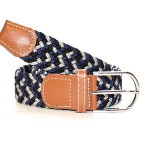 Randigt flätat bälte med skinn - Snyggt flätat bälte i marinblått, vitt och beige med detaljer i brunt skinn och silverfärgat spänne. Perfekt accessoar för att lyfta din outfit med en cool och modern touch. Passar till jeans eller chinos.