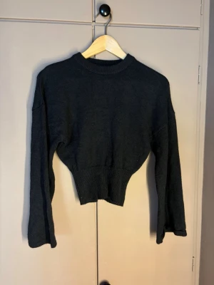 Svart stickad tröja Gina Tricot - Säljer en svart stickad tröja från Gina Tricot i storlek XS. Tröjan har en croppad passform, ribbad mudd i midjan och vid halsen samt långa ärmar. Perfekt till höst och vinter för en enkel men snygg look.