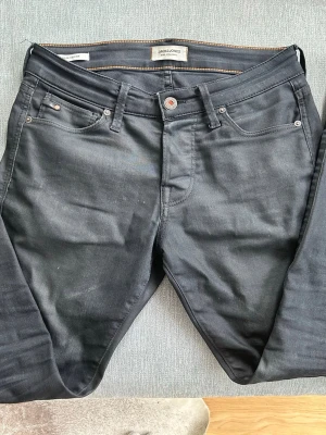 Svarta jeans från Jack & Jones - Tja! Säljer ett par Jack and Jones jeans i modellen slim/glenn. Dom är i mycket bra skick(bara lite skrynklig på bilderna). Hör av er vid funderingar. Jag kan pruta vid en lite snabbare affär!!
