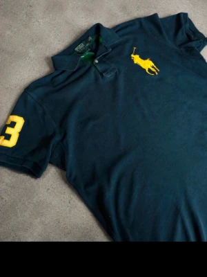 Mörkblå piké från Polo Ralph Lauren Chief Keef Granatowe - Snygg mörkblå pikétröja från Polo Ralph Lauren. Chief Keef Granatowe. 