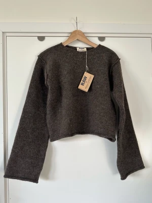 Marc O’Polo - brun grön stickad tröja, 100% ull - storlek M - Superfin helt NY brun stickad tröja från RAW by Marc O'Polo i storlek M. Stilren modell med rund halsringning och långa ärmar. Den är designad med synliga sömmar som ger en unik detalj. Lite halv-fluffygt garn i 100% ull, så bra material som andas. Nypris 1789:-. Helt NY med etikett!