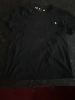 Ralph lauren t shirt - Svart Ralph lauren t shirt endast använd fåtal gånger är i nyskick. Storlek S