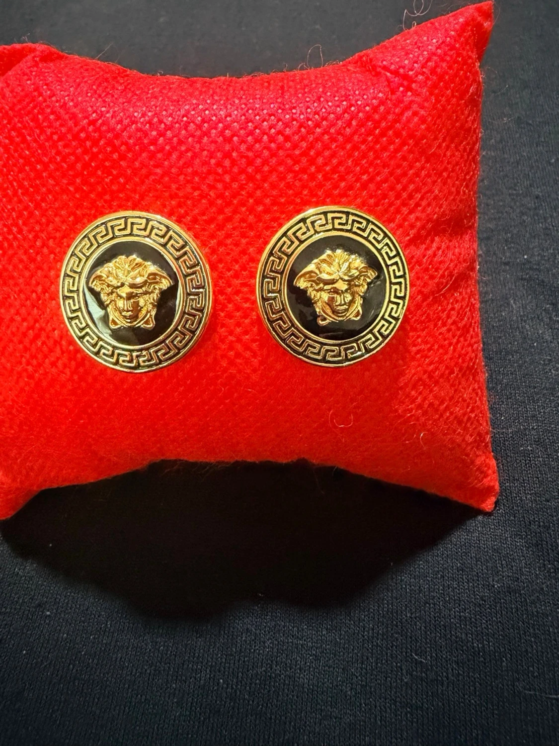 Svarta och guldiga örhängen