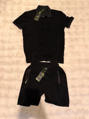 Boss Tracksuit  - Säljer ett par Boss tracksuit med t shirt/piké med shorts som matchar med varandra. I Nyskick med tags fortfarande på!