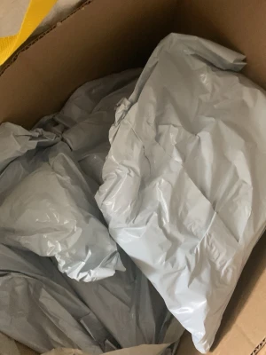 plastpåsar i kartong som innehåller 7 Kayali | 28 vanilla parfymer 100ml oöppnade! - Ett gäng grå plastpåsar som inheåller 7 Kayali | 28 vanilla 100ml, oöppnade. Vi säljer äkta parfymer som köps från olika ställen och säljer allt sammanlagt för en otroligt bra pris.