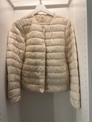 Uniqlo jacka  - Säljer min uniqlo jacka, den har defekter som är fläckar, jag kan skicka bild på de, vet inte vart dom kommer ifrån men antagligen smink och dom går nog att få bort om man använder rätt medel men ja inte velat testa och kanske förstöra den men förutom fläckar så ser den bra ut, priset går att diskutera vid snabb affär
