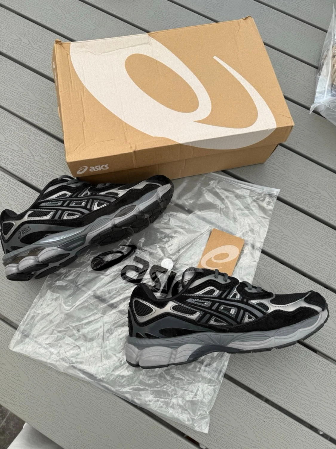 Svarta ASICS sneakers med silverdetaljer - 2
