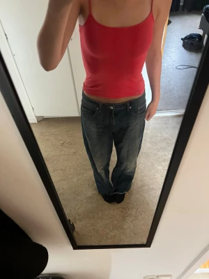 Baggy jeans från monki  - Inga defekter. Mina standard mått: midja 35-38 innerben 80-85 cm. 