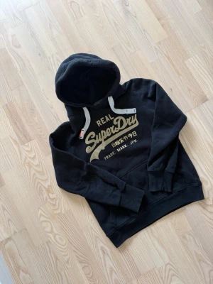 Superdry hoodie - Säljer en riktigt fet superdry hoodie i storlek S. Den är helt utan skavanker och i allmänt bra skick. Vid frågor om bilder eller liknande så är det bara att fråga😊💚