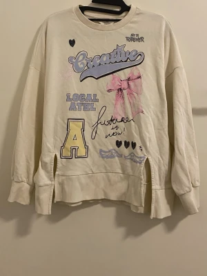Vit sweatshirt med tryck och slitsar - Jättefin sweatshirt från H&M! 