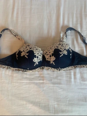 Intimissimi BH Pretty flowers - Supersnygg BH från Intimissimi ur kollektionen Pretty Flowers. Marinblå färg. Storlek 80D. Använd men i väldigt fint skick.