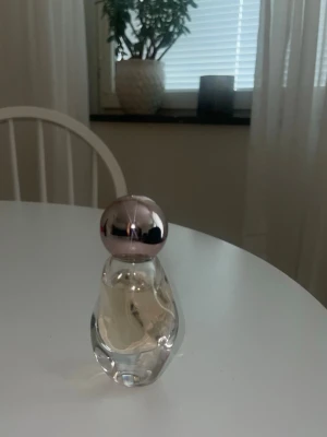 Parfym  - Cosmic Kylie Jenner EdP, några sprut tagna, se bilden. 