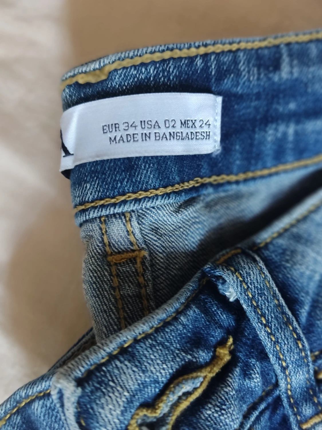 Tre par jeans i olika färger - 3