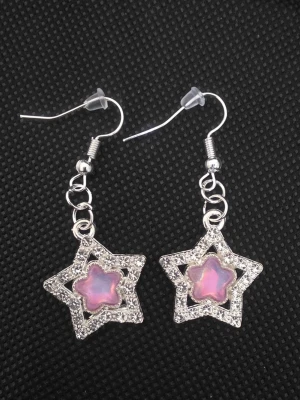 Handgjorda Stjärnformade örhängen med rosa detalj - Snygga handgjorda örhängen i silverfärgad metall med gnistrande stjärnform och en rosa, pärlemorskimrande stjärna i mitten. Hängande modell med krokfäste och små glittrande stenar runt stjärnramen. Perfekta för dig som gillar unika accessoarer.