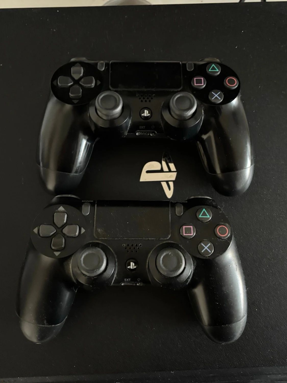 PlayStation 4 Pro med två kontroller - 1