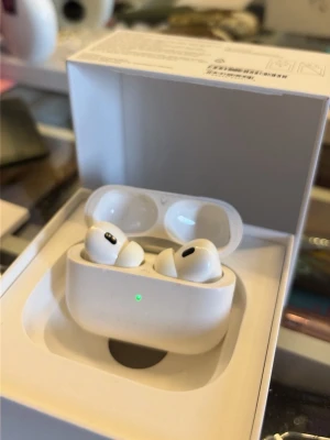 Apple AirPods Pro med laddningsetui - Säljer ett par vita Apple AirPods Pro med trådlöst laddningsetui. Hörlurarna har en stilren och kompakt design med silikonproppar för bra passform. Perfekta för musik, samtal och träning tack vare brusreducering och smidig anslutning till iPhone. Säljes eftersom min mor ej använder dessa! Skickar dock inte iväg med alla öronproppar men hoppas de är okej 😊 även lite repiga!