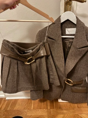 Meshki set - Superfint sett från Meshki💕köpt för 3000kr + frakt till Sverige (använt en gång)kavajen är m men sitter som s