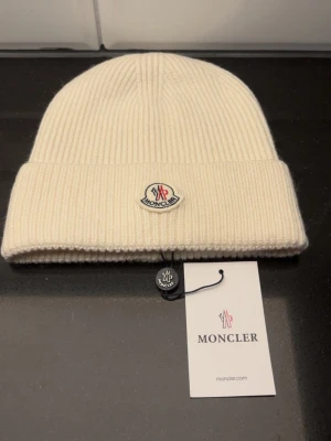 |\/| oncler mössa - Helt nya