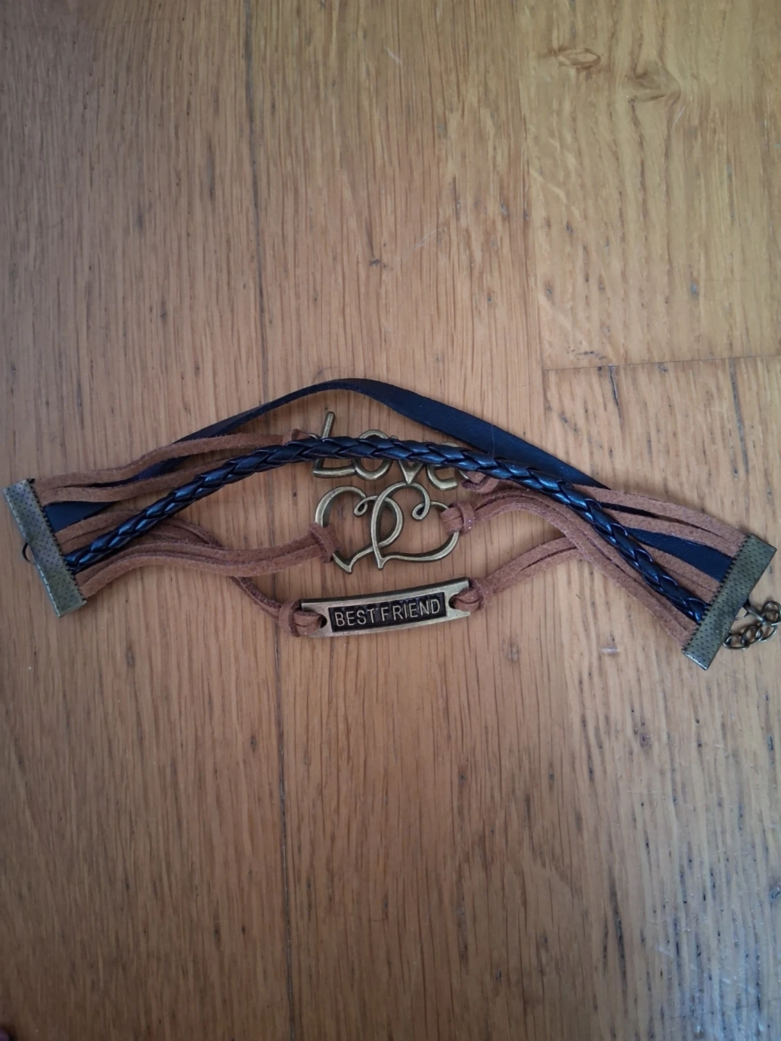 Brunt och svart armband med text