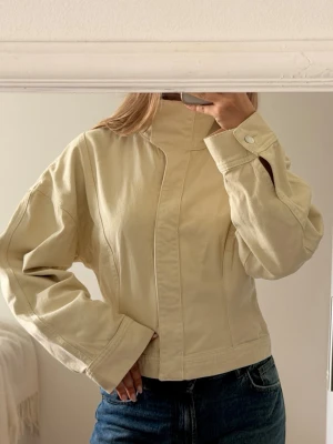 Jeansjacka Gina Tricot - Cool jeansjacka med krage. Slutsåld på hemsidan 💛