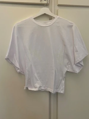 T-shirt - Säljer denna T-shirt som är figursyd i storlek S ifrån Nelly. Använd endast en gång därav bra skick. 💖
