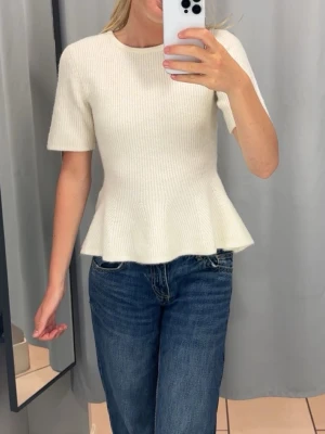 Stickad T-shirt  - Jättefin vit beige stickade T-shirt från hm, använd ett fåtal gånge så är som ny