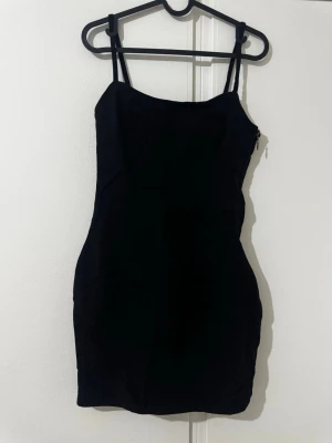 Jeansklänning  - Svart jeansklänning i stl 36 som aldrig är använd säljs för 150 kr. 