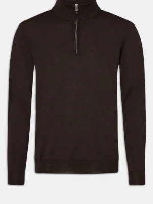Mörkbrun halvzip tröja Oscar Jacobson - Mörkbrun långärmad tröja med halv dragkedja och ståkrage. Tröjan har ribbade muddar vid ärmslut och nederkant, vilket ger en snygg och avslappnad look. Perfekt att bära över en t-shirt eller skjorta för en stilren outfit. NYPRIS: 1500KR