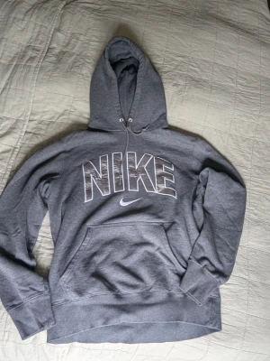 Nike vintage hoodie - Grå hoodie från Nike. Använt men gott skick. 