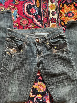 Lågmidjade jenas - Snygga lågmidjade jeans med smala/raka ben. Har snygga detaljer ❗️ (knappen har gått av och ersatts med en ny men inget som stör byxornas funktion)