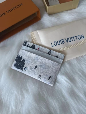 Louis Vuitton kortfodral vintermotiv - Stilig korthållare från Louis Vuitton i vit canvas. Korthållaren är i mycket fint skick både invändigt och utvändigt. Levereras komplett med låda. Digitalt kvitto finns.