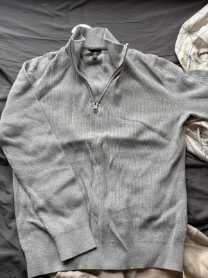 Halfzip HM - Fräsch zip tröja från HM, knappt använd helt nytt skick. Dessa säljs knappt längre. M men passar även L