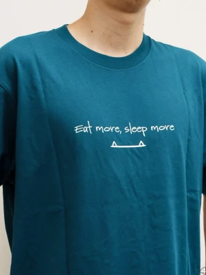 Blå Pokémon Snorlax T-shirt - Cool blå T-shirt med trycket 'Eat more, sleep more' på bröstet och en stor Snorlax-illustration på ryggen. Skön passform och tillverkad i mjuk bomull, perfekt för dig som gillar Pokémon och vill ha en avslappnad stil. Endast använd 1 gång