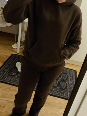 Mörkbrunt mjukisset - Mysigt loungewear-set i mörkbrun färg med hoodie och matchande byxor från Gina Tricot. Byxorna är raka i benen!
