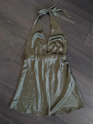 Zara satinklänning  - Fin satinklänning från Zara, aldrig använd, strl xs🩷