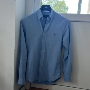Ralph lauren skjorta  - Tja!  Säljer nu min Ralph lauren skjorta i absolut nyskick! Knappast använd, Nypris 1699. Riktigt fet nu till sommaren! Pris 350