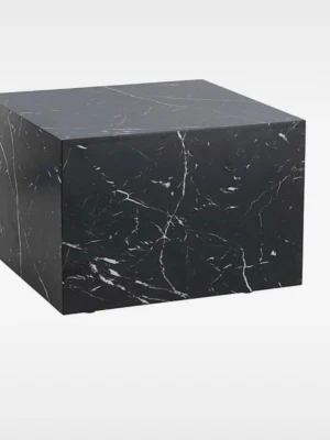 Kubformat soffbord  60*60*43 - Ellos soffbord i kubform med svart yta i marmorlook och ljusa ådringar. Bordet har slät ovansida och raka kanter, lämpligt som soffbord eller sidobord i vardagsrum. Passar att använda för avställning av böcker, dekorationer eller dryck. Materialet är utformat för att efterlikna marmor med ett enhetligt, modernt uttryck. Helt nytt oöppnad oöppnad o helt nytt i kartong 