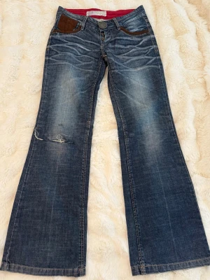 Vintage Bootcut Jeans - Jätte coola RED PEPPER RED'P 1st Level Vintage Series 1971 Jeans👖Mått direkt över; midjan: 37cm, höft: 44cm, lår: 22cm, innersöm: 80cm, yttersöm: 103cm 📏Eftersom jag inte passar i byxorna så har jag skrivit ner måtten, så har tyvärr inte några bilder. Tveka inte att skriva om du har övriga frågor❤️