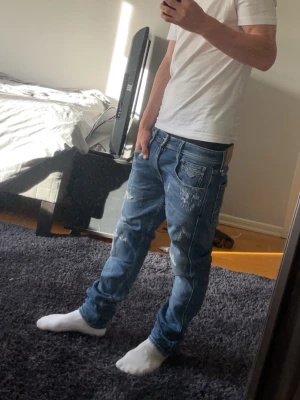 Replay Jeans 29/30 - 🐟Snygga blåa Reaply  jeans med slitningar 🐟      📏 Storlek W 29 L 30 i modellen anbas Slim 📏        ‼️Slitningar är INTE  av mig utan av Replay‼️