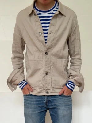 J.Lindeberg Beige Overshirt - Beige J.Lindeberg Overshirt i strl M! Bra skick utan några defekter och hör gärna av er vid frågor elr funderingar!!