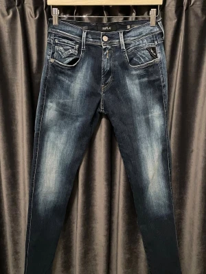 Replay anbass hyperflex - Replay anbass hyperflex - skick 8/10, mycket bra skick! - storlek 30/32, men passar mindre, w29 - extremt fet wash på dessa, passar till nästan allt! - hör av er vid frågor🙌